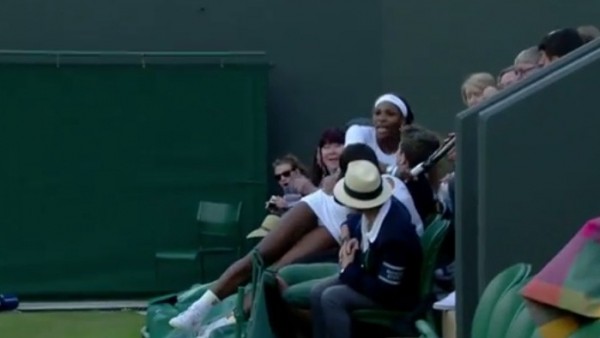 Serena Williams tribünlere uçtu