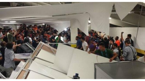 Şili taraftarı turnikeleri patlattı!