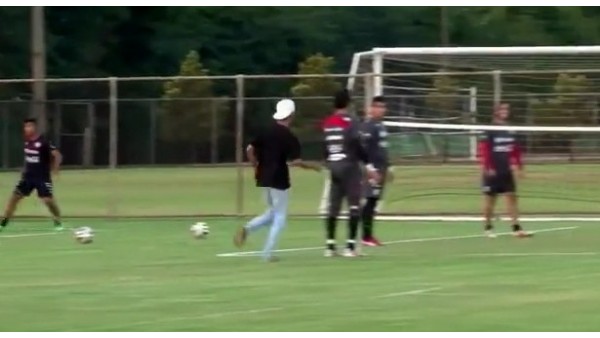 Şili antrenmanında şok! Taraftar sahaya daldı...