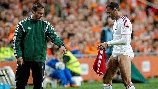 Sahanın ortasında şortunu değiştirdi!