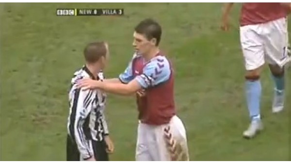 Takım arkadaşları birbirlerine girdi! Yumruklar...