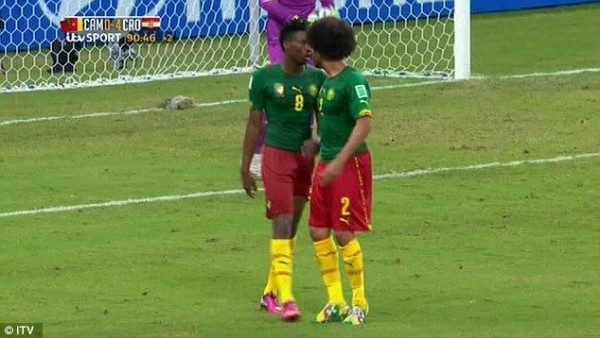 Kamerunlu futbolcular saha içinde birbirlerine girdi! Webo ayırdı...