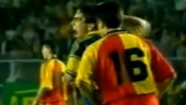 Vedat İnceefe'den Suarez tarzı! Rakibini ısırmış...