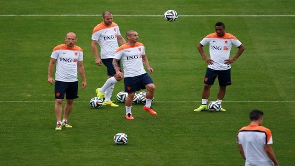 Sneijder, Robben ve RVP üçlüsünden frikik şov!