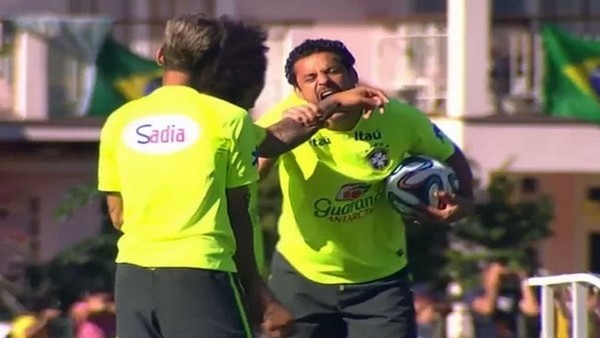 Fred, Suarez'e özendi ve Marcelo'yu ısırdı!