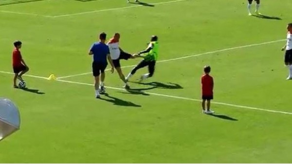 Hollanda idmanında şok faul! Arjen Robben...