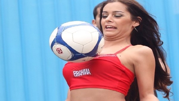 Larissa Riquelme'den Brezilya formasıyla sıcak görüntüler