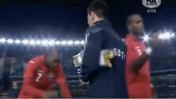 Trinidad-Tobago'lu futbolcudan Messi'ye büyük jest!