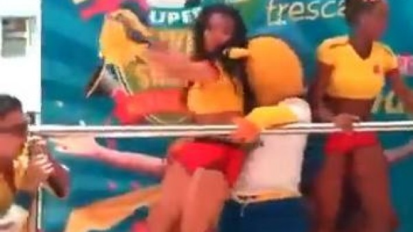 Maskotla kucak dansı yaptı...