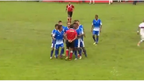 Antrenörden hakeme yumruk!