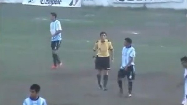 Futbol sahası savaş alanına döndü! Feci kavga...