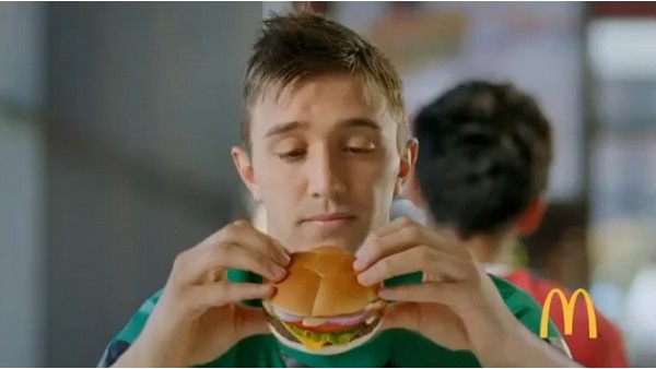 Muslera reklam yıldızı oldu, türkü söyledi!