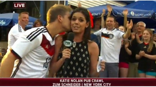 Spiker canlı yayında tacize uğradı