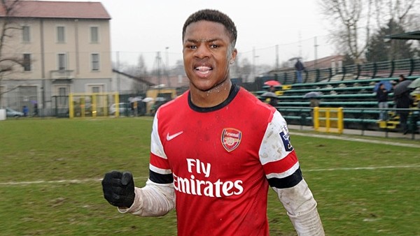 Arsenal'in genç futbolcusu rakibin belini kırdı!