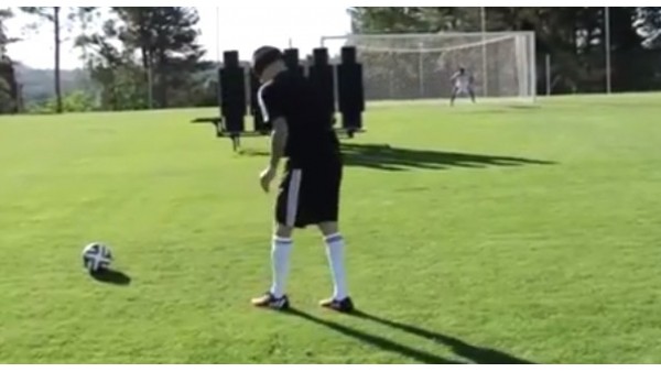 Gözleri kapalıyken müthiş frikik attı