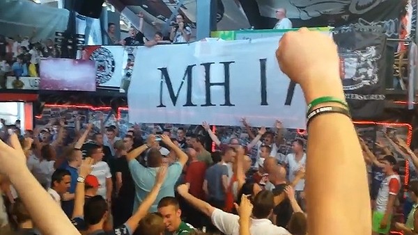 Feyenoord taraftarlarından anlamlı protesto!