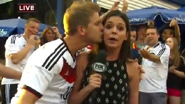 Ünlü Muhabire Canlı Yayında Şok Öpücük!