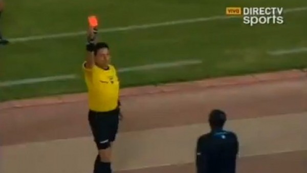 Futbolcu çıldırdı! Polise saldırdı...