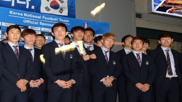 Futbolculara yumurta attılar