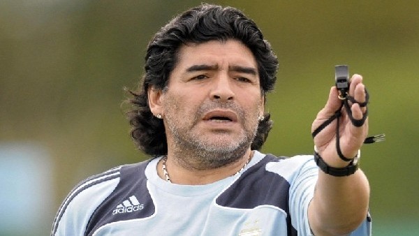 Maradona yaşlanmıyor! Yine müthiş attı...