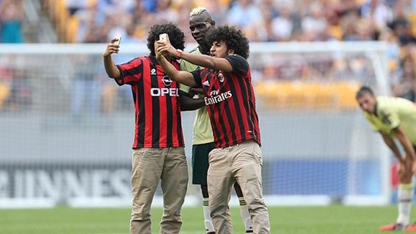 Sahaya atlayıp Balotelli ile selfie yaptılar!
