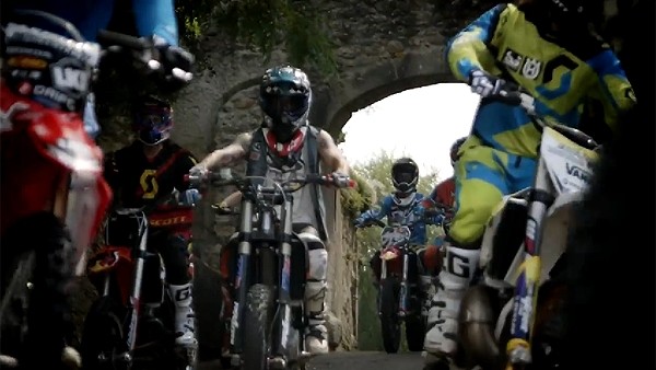 Motokros yarışçılarından freestyle şov!