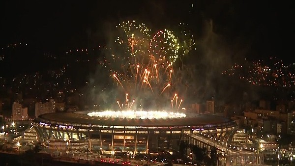 Maracana'da şampiyonluk kutlamalarında havai fişekler patladı...