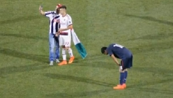 Sahaya girdi ve Selfie çektirdi