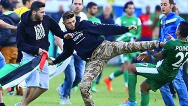 İsrailli futbolcuları dövdüler