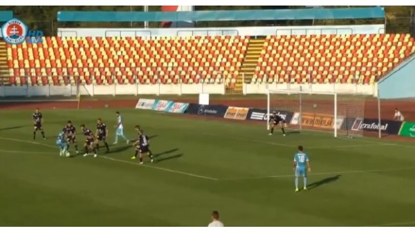 Yok artık! Defansın içinden geçti...