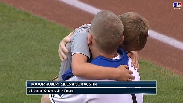 Babasının sürprizi ağlattı!