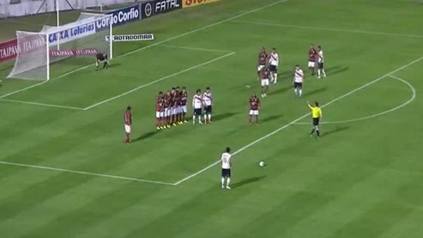 Örümcek ağlarını aldı! Enfes frikik...