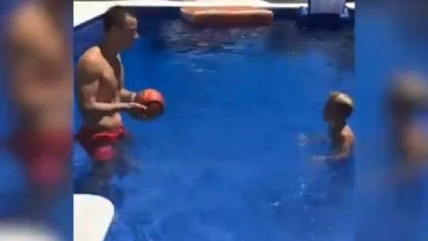John Terry, oğluyla havuzda top oynadı