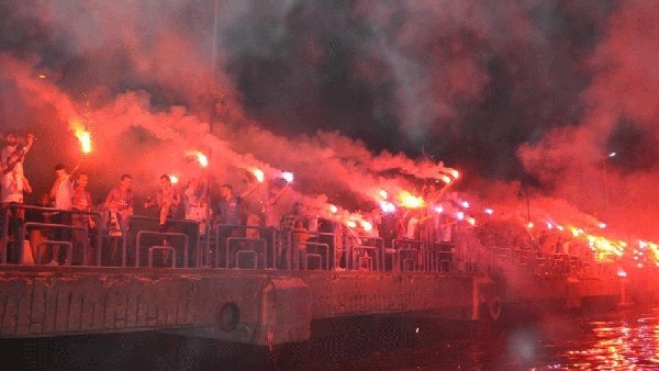 Trabzonspor taraftarlarından Haliç'te meşale şov!