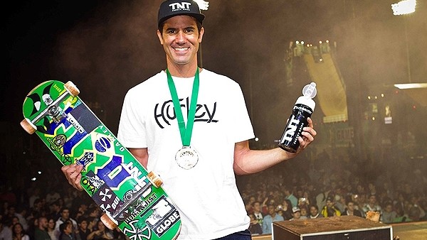 Hem kaykay yapıyor, hem futbol oynuyor!