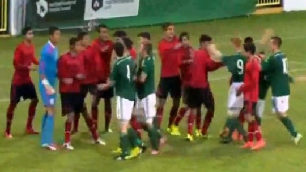 Hazırlık maçında inanılmaz kavga! Birbirlerine girdiler...