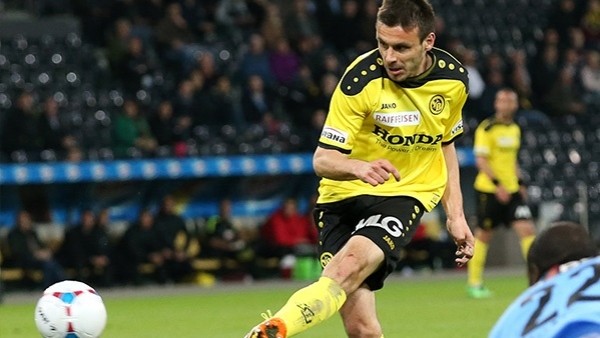 Kendi kalesine öyle bir gol attı ki...