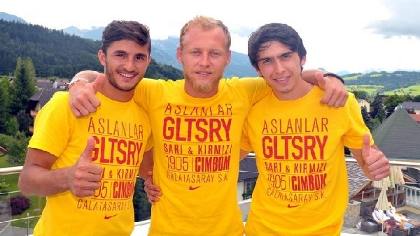 Galatasaraylı futbolcular basının karşısında