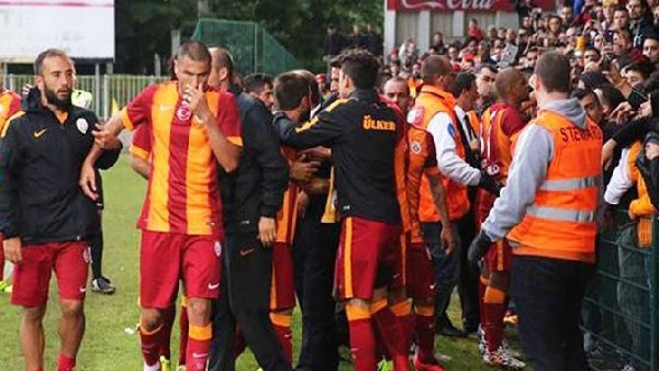 Burak Yılmaz taraftarlarla kavga etti! İşte o anlar...