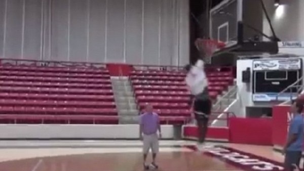 İşte karşınızda basketbolcu Mario Balotelli