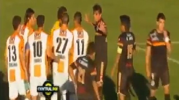 Sahada kavga! Birbirlerine girdiler...