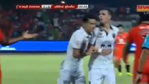 Hakeme öfkelenen futbolcu çılgına döndü