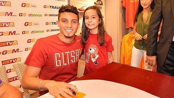 Alex Telles imza dağıttı