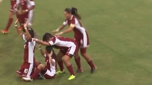 Kadın futbolcular öyle bir gol sevinci yaptılar ki...