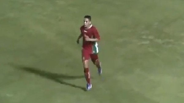 Kaleci zıpladı ama... Çaprazdan harika gol!