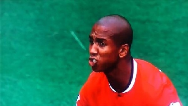 Maç sırasında ağzına kuş pisledi