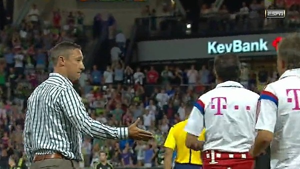 Guardiola rakip teknik direktörün elini sıkmadı!