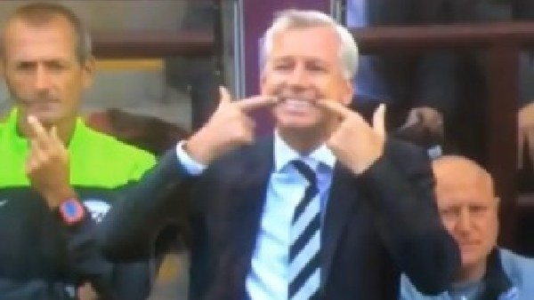 En komik taktik veren teknik direktör