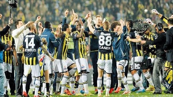 F.Bahçe'li futbolculardan OLAY tezahürat