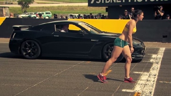 Seksi Atlet Son Model Arabaya Karşı Yarıştı!